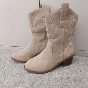 Chic Beige Heeled Western Boots